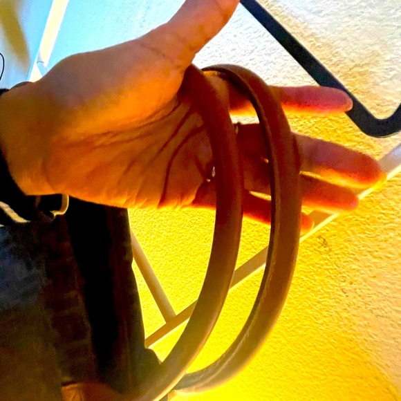 FENDI  AUTHENTIC  duffle bag 17 x 15 x 5.5 Made in ITALY 🇮🇹w/ strap. Zip pull 🎈 - Picture 3 of 10